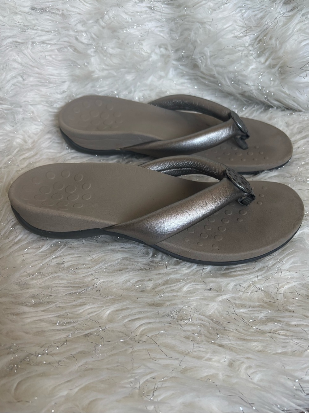 Vionic Women’s Metallic Silver Flip Flop Thong Sandals Size 7.5US 5.5UK 38.5EU